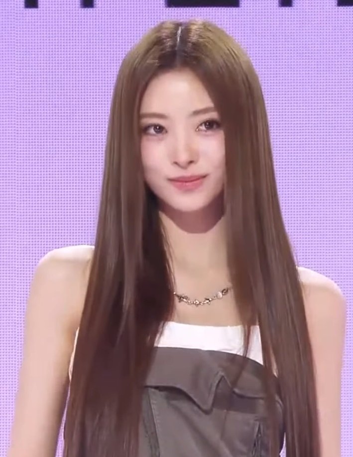 ANNA of MEOVV at album showcase in May 2025