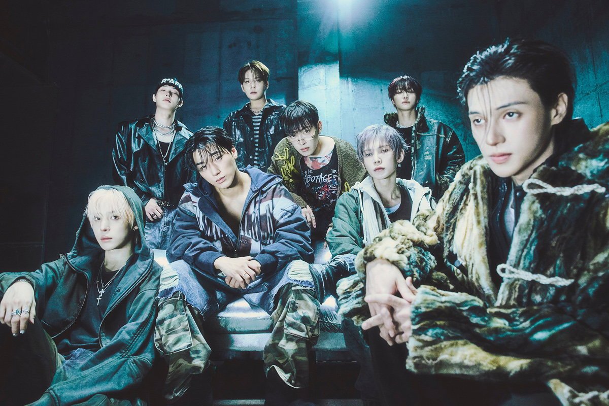 ATEEZ eight-member official GOLDEN HOUR Part.6 group photo under blue lighting