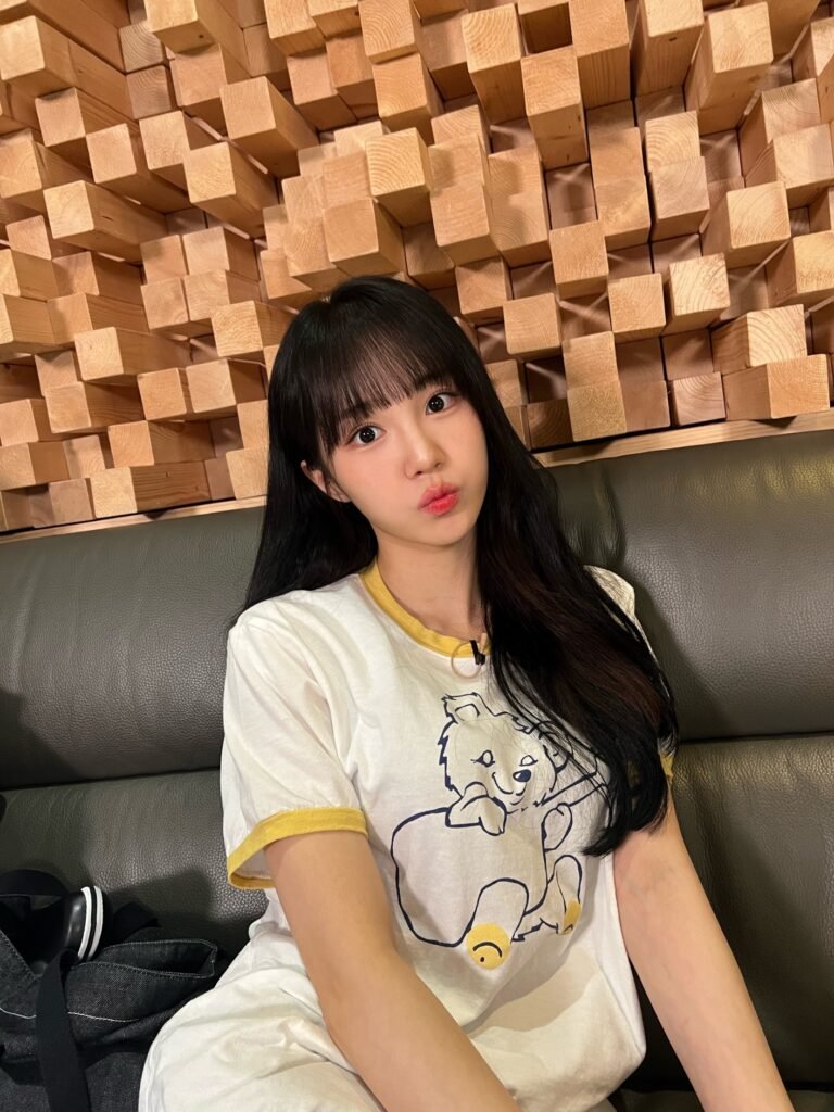 NANA of WOOAH — selfie from her public Weverse artist post