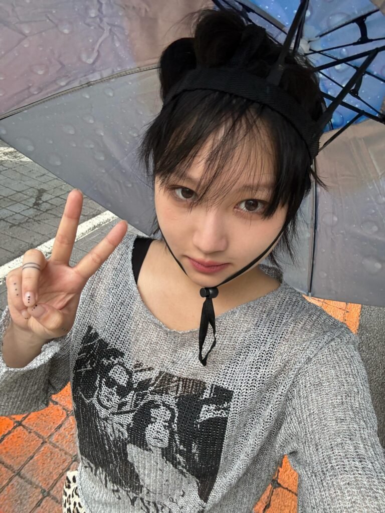 SIYEON of Dreamcatcher in an Instagram selfie under an umbrella