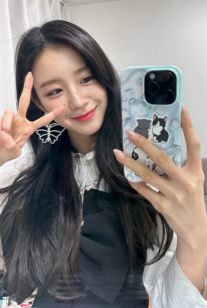 WOOYEON of WOOAH — portrait from the artist's own Weverse community post